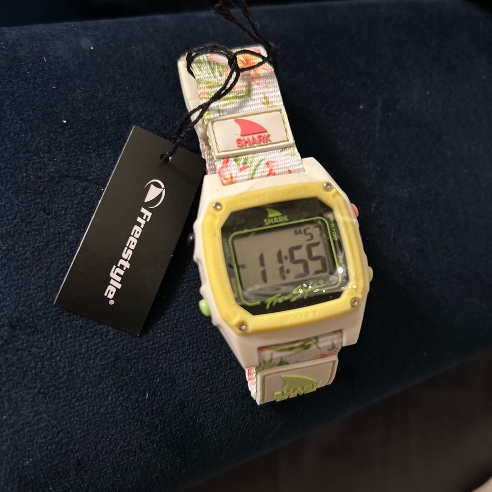 NEW! Freestyle Shark Clip